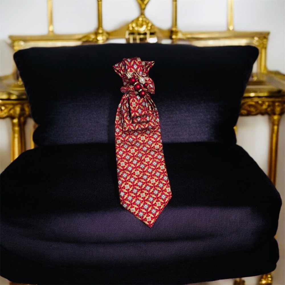 Elegant Red Patterned Necktie - image 1